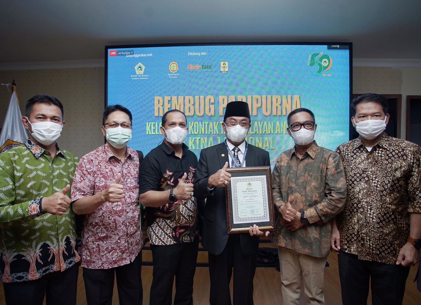 Bupati Inhil Terima Penghargaan Adhi Bhakti Tani Nelayan Madya