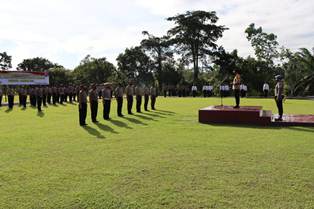 Kapolres Kuansing Berikan Rapor Kenaikan Pangkat Terhadap 53 Orang Personil