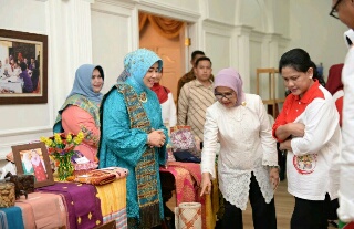 Iriana Jokowi dan Mufidah Jusuf Kalla Kunjungi Stand Pameran Dekranasda Inhil