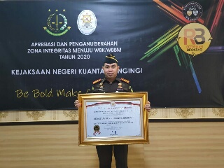 Kejari Kuansing Secara Resmi Terima Penghargaan WBBM dari MenPAN RB