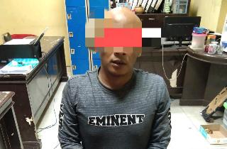Lagi Asyik Ngulik-ngulik HP di Pondok, Warga Kuansing Disergap Polisi