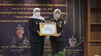 Gebrakannya Dinilai Berpihak Kepada Kaum Kecil, Mia Amiati Dianugerahi Pin Emas