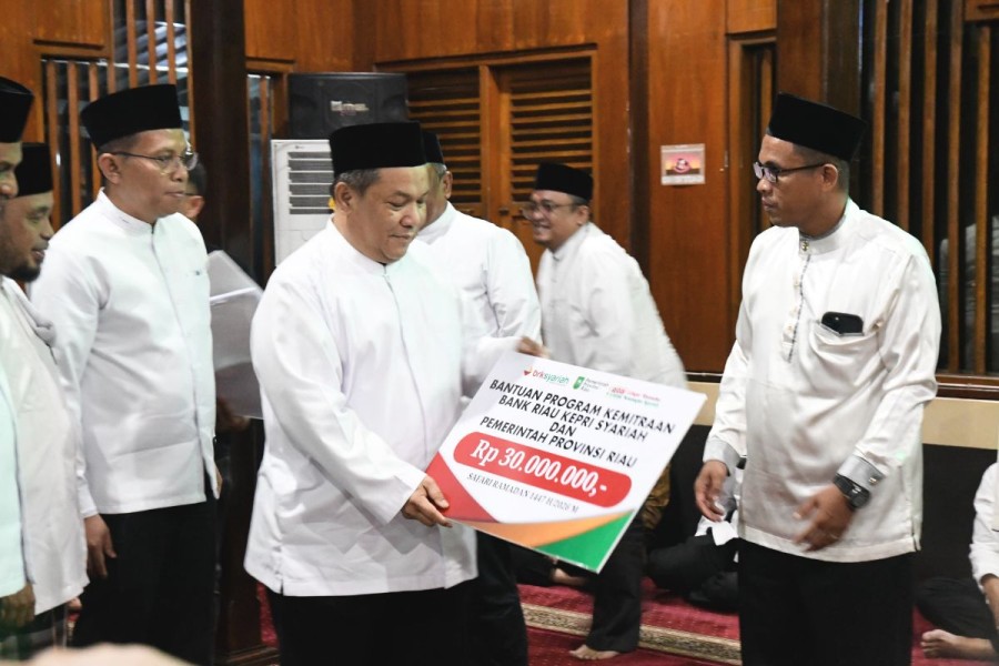 Safari Ramadhan di Rohul, Plt Gubri Serahkan Bantuan CSR BRK Syariah