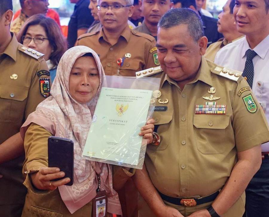 Wamen Bersama Gubri  Serahkan Sertifikat Tanah