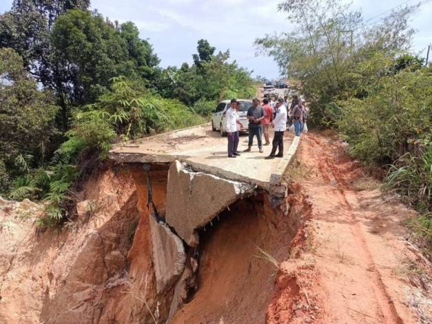 PUPR Riau Gerak Cepat Tangani Jalan Longsor, Bangun Jembatan Sementara di Rohul
