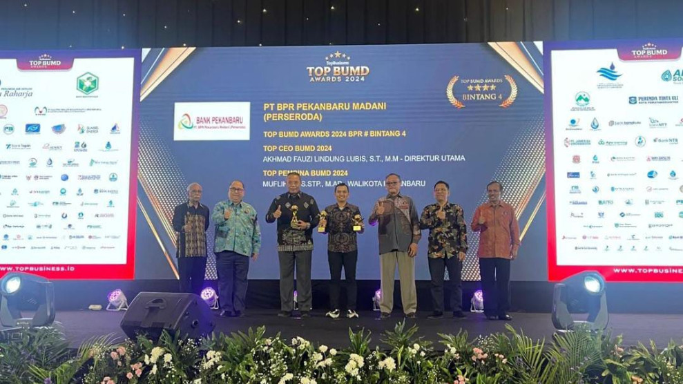 Pemko Pekanbaru Sabet Penghargaan dari Majalah Top Business dan i-Otda Kemendagri