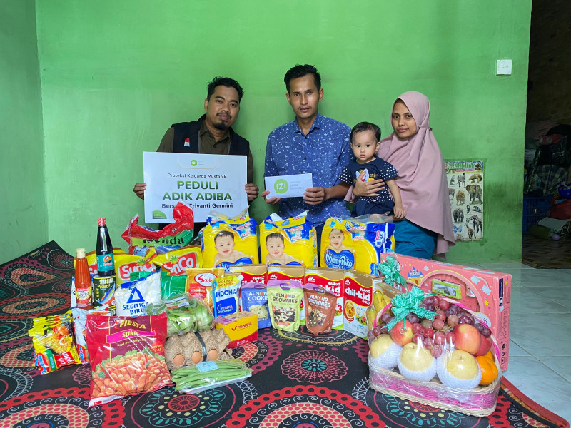 Kunjungi Adiba di Siak Korban Laka yang Tangannya Diamputasi, TIm  IZI Riau Salurkan Bantuan