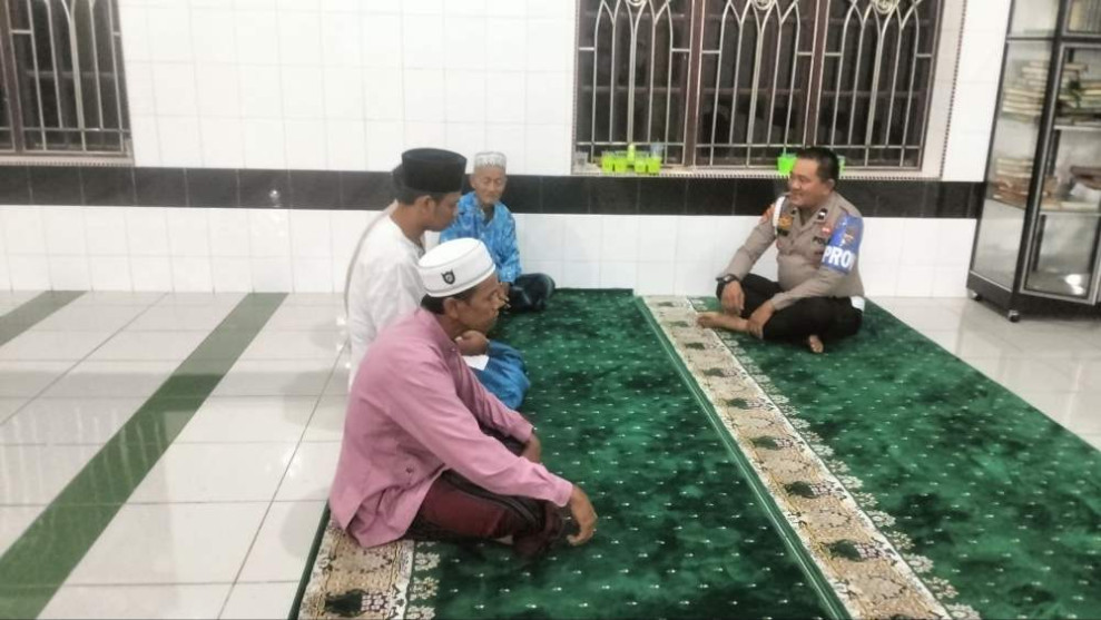 Personil Polsek Tempuling Gelar Salat Subuh Bersama Masyarakat untuk Pererat Persatuan dan Kesatuan Antar Agama
