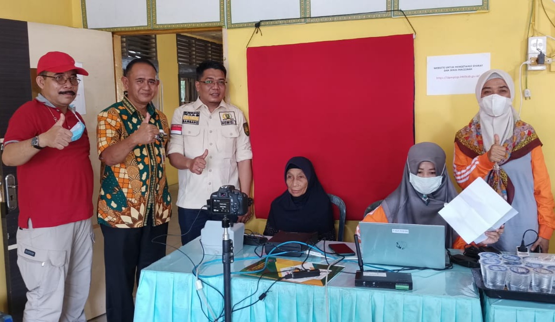 Anggota DPRD Inhil Bersama Disdukpencapil Serahkan Alat Rekam KTP-El di Tempuling