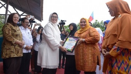 Kasmarni Amril Raih Juara II Pengelola BKB se-Riau