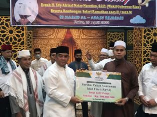 Terakhir Safari Ramadhan, Wagubri Serahkan Bantuan di Masjid Al-Arasy