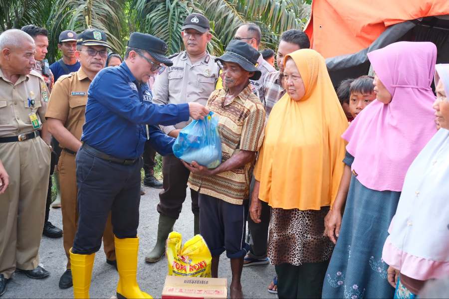 Pemkab dan Forkopimda Salurkan Bantuan Korban Banjir di Sungai Mandau