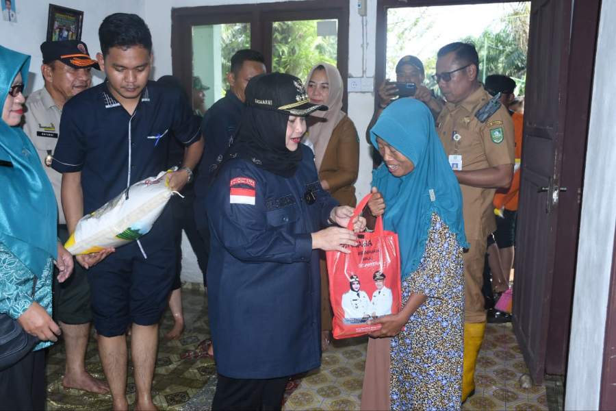 Bupati Kasmarni Tinjau Lokasi Banjir Sembari Salurkan Bantuan di Siak Kecil