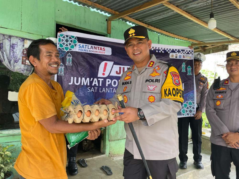 Jumat Berkah, Kapolres Rohul Bagikan Sembako Sekaligus Titip Pesan Pilkada Damai 2024