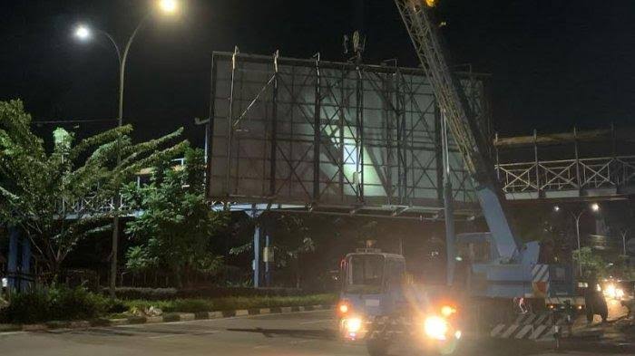 Dilengkapi Mobil Crane, Pemko Pekanbaru Lanjutkan Pembongkaran Tiang Reklame