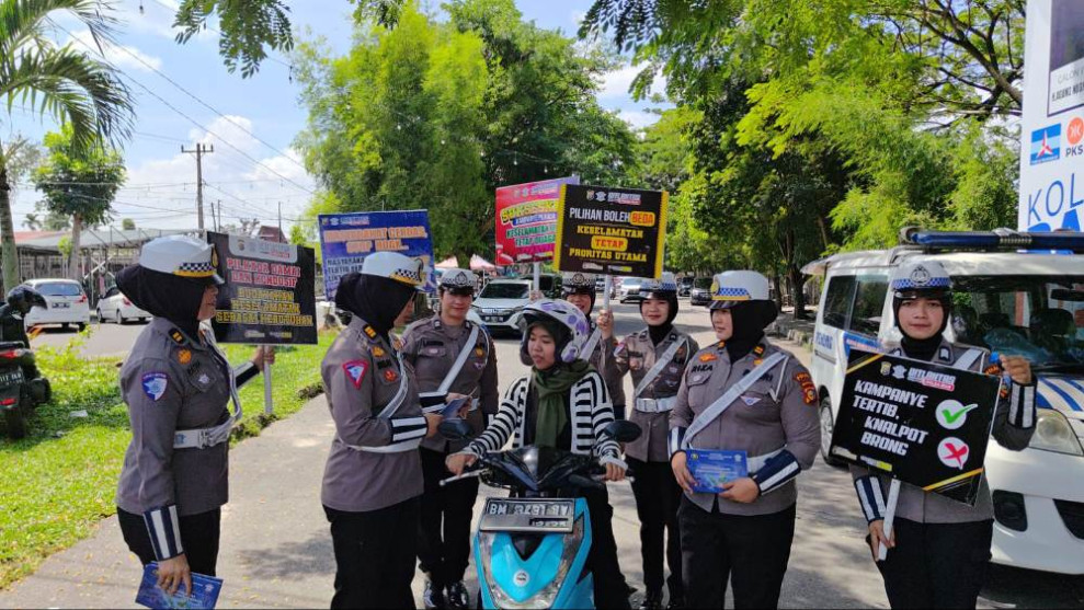 Ditlantas Polda Riau Edukasi Pengendara Keselamatan Berlalu Lintas dan Pilkada Damai