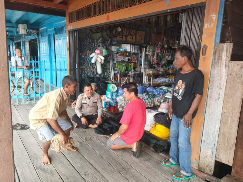 Ciptakan Pilkada Damai 2024, Polsek Concong Hadir Ditengah Masyarakat Berikan Himbauan Kamtibmas