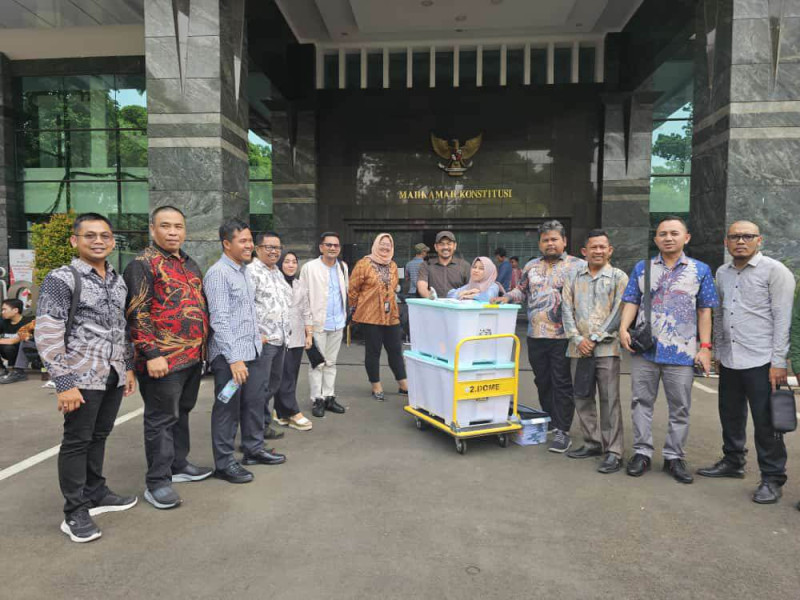 Besok Mulai Sidang, Bawaslu Riau Serahkan Dua Boks Berkas ke MK