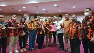 Mau Disamakan Seperti FPI, Kader PP Riau Unjuk Rasa Minta Junimart Girsang Dicopot