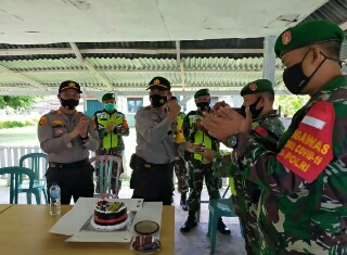 Polsek Kerinci Kanan Berikan Kejutan Kue Cantik kepada Koramil03 Siak 