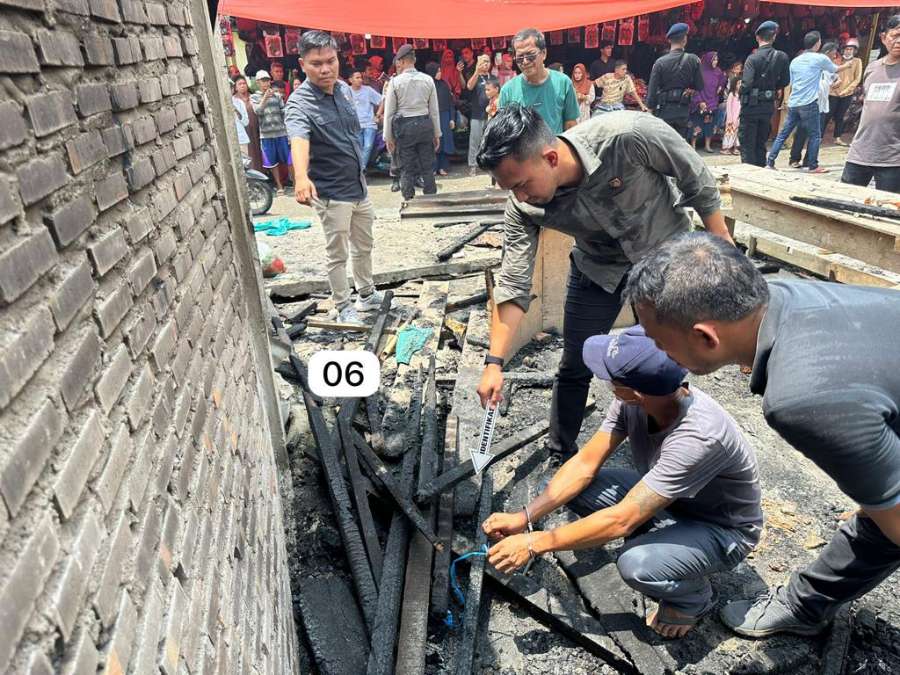 Dipicu Dendam, Penjaga Pasar Nekat Bakar Kios di Ujung Batu Rohul