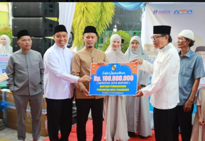 Safari Ramadhan di Masjid Ihsan Pekanbaru, Wako Agung Sampaikan Capaian Kerja Sambil Menyerahkan Bantuan
