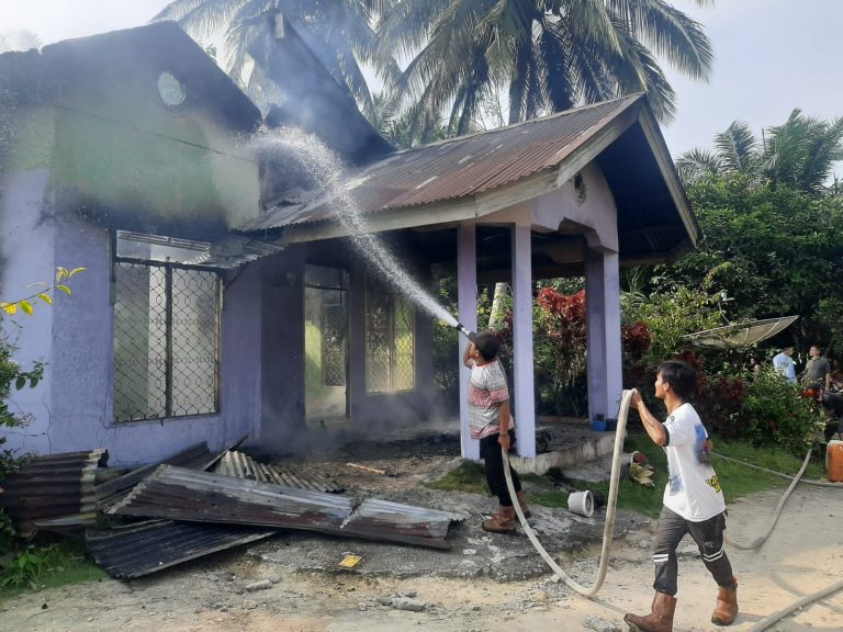 Duh! Anak Ditinggal Ibunya Belanja ke Warung, Rumah Dilalap Si Jago Merah