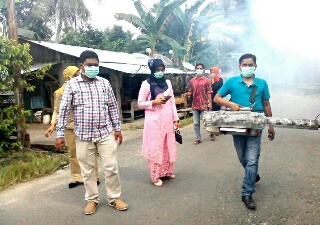Cegah Penularan DBD, Diskes Kuansing Lakukan Fogging Dirumah Warga Koto Sentajo