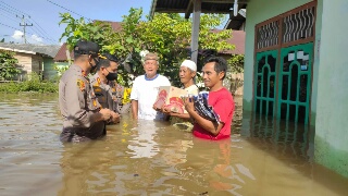 Arungi Banjir, Kapolres Inhu Tinjau & Salurkan Bantuan di Pangkalan Kasai