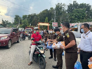 Kejari Kuansing Bagikan Ratusan Paket Takjil Berbuka Puasa kepada Masyarakat 