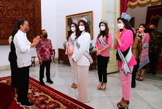 Puteri Indonesia 2022 & Miss Universe 2021 Kunjungi Presiden Jokowi