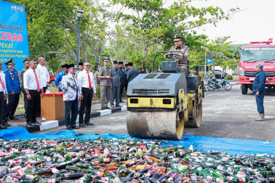 Satpol PP Siak Musnahkan Ribuan Botol Miras