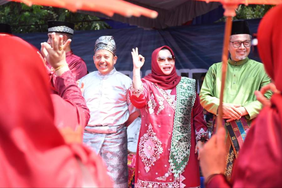 Bupati Kasmarni Semangati Kafilah Bengkalis Saat Pawai Ta'aruf MTQ Provinsi Riau di Inhu