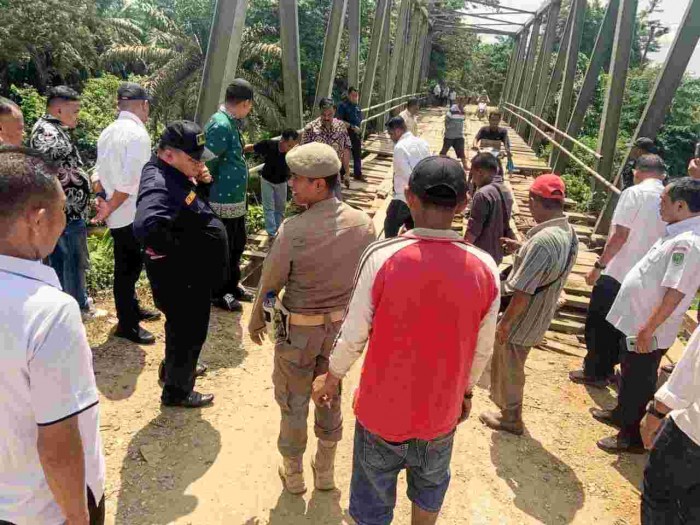 Anggaran Terbatas, Bupati dan Pejabat di Inhu Iuran Rehab Jembatan di Kecamatan Batang Cenaku