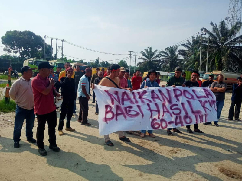 Minta Pola Bagi Hasil Dinaikkan, Ratusan Masyarakat Tiga Desa Demo Perusahaan PT. MUP