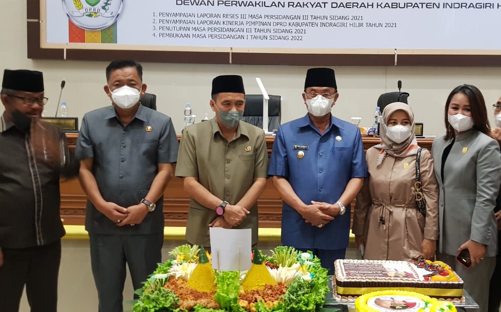 Saat Rapat Paripurna, Ketua dan Anggota DPRD Inhil Beri Kejutan ke Bupati Wardan