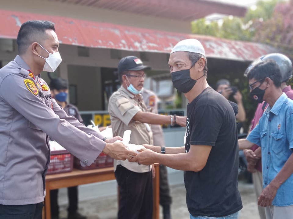Berlomba Dalam Kebaikan, KSKP Tembilahan dan YVB Bagi-bagi Takjil Gratis di Depan Mapolsek