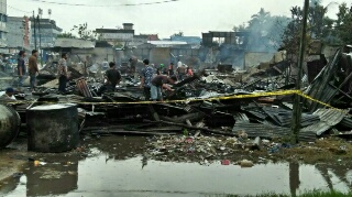 Akibat Percikan Api mengenai Dirijen, 10 Rumah Rata dengan Tanah 
