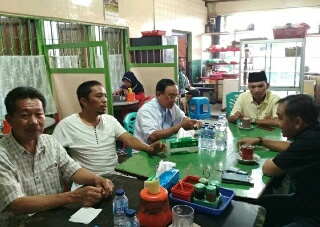 Melepas Lelah Di Hari Libur, Bupati Inhil Nikmati Secangkir Kopi