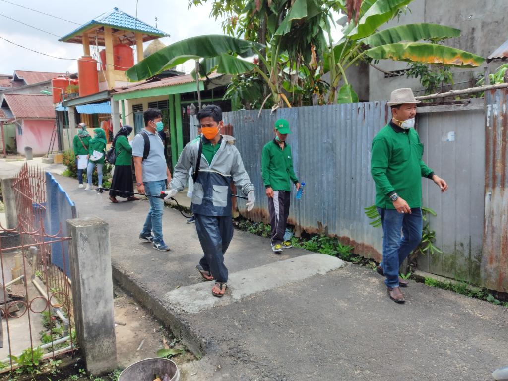 Selain Beri Imbauan, DPC dan Fraksi PPP DPRD Inhil Semprot Disinfektan di Fasilitas Umum