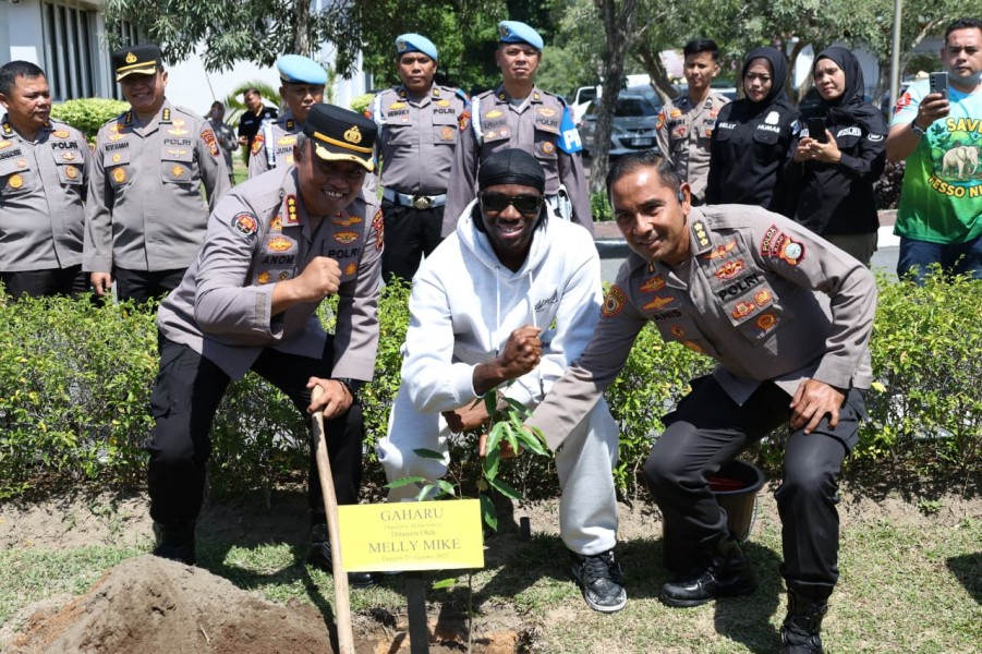Sambangi Polda Riau, Rapper Ternama Melly Mike Ikut Tanam Pohon