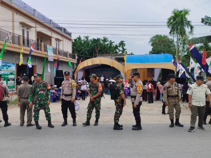 Polsek Tempuling Bersinergi Bersama TNI Lakukan Pengamanan Acara Kampanye Paslon