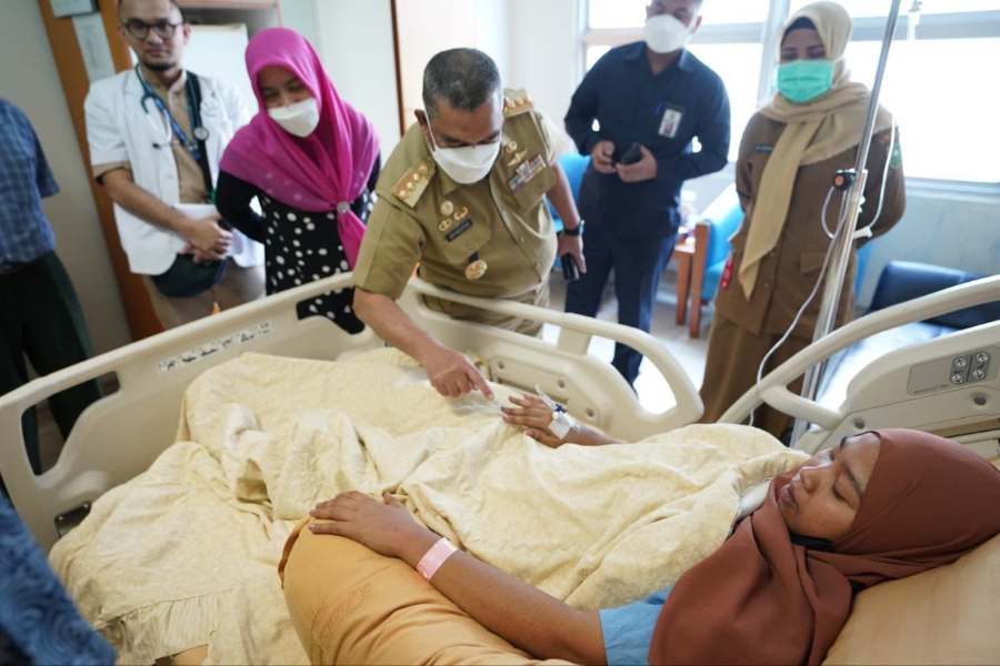 Gubri Edy Natar Berikan Semangat kepada Pramusaji Kediamannya  di RSUD Arifin Achmad