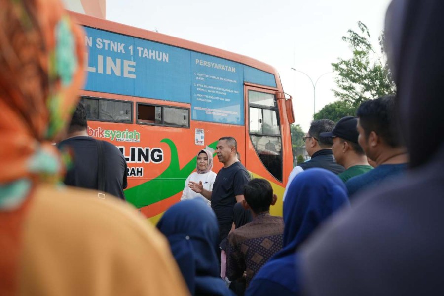 Tampil Bugar di Kawasan CFD, Gubri Wahid Sapa Masyarakat Ngantri Bayar Pajak