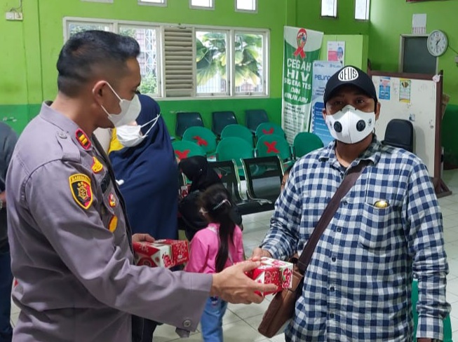 Posyan Polres Inhil Berbagi Takjil ke Pemudik yang Tiba di Pelabuhan Tembilahan