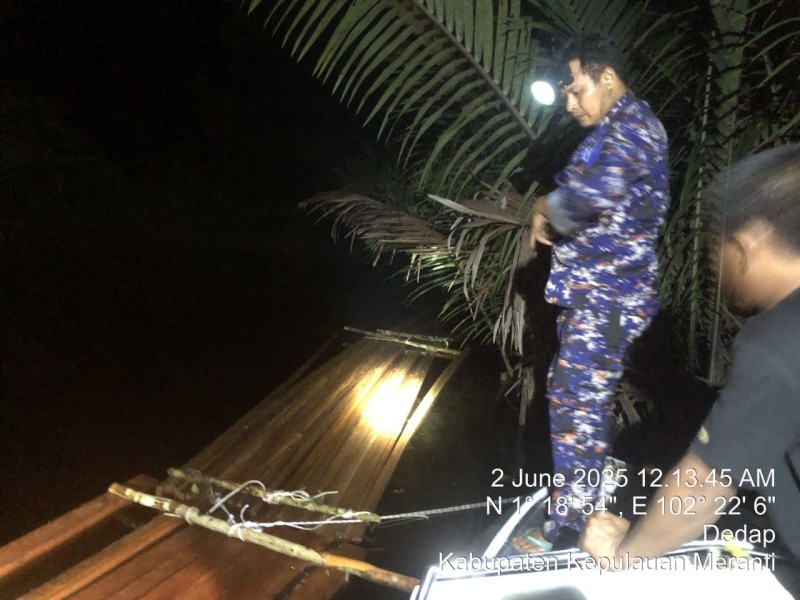 Polisi Temukan 500 Keping Kayu Ilegal di Perairan Desa Dedap Kepulauan Meranti
