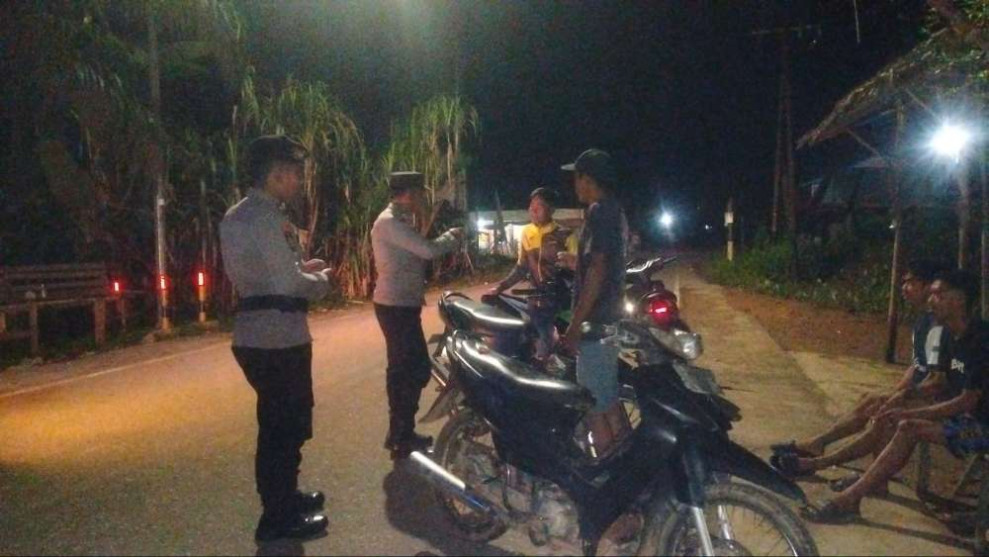 Polsek Tempuling Lakukan Patroli Malam dan Cooling System Perkuat Hubungan Persaudaraan dengan Masyarakat