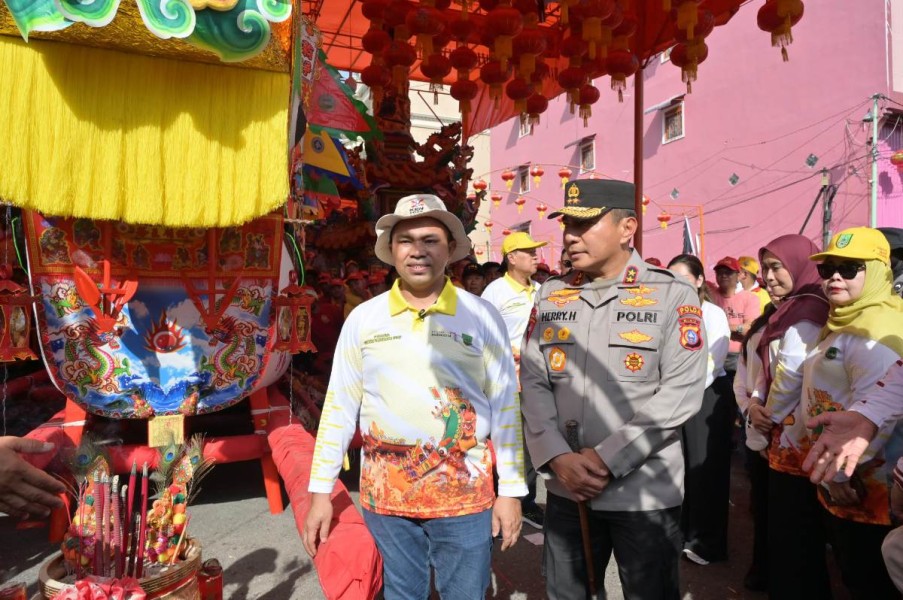 Gubernur Riau Hadiri Festival Bakar Tongkang 2025: Warisan Budaya Memperkuat Persatuan