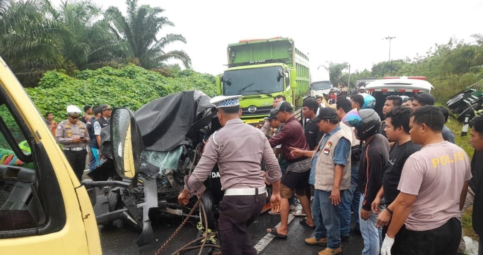 Lakalantas Maut di Jalan Lintas Timur, Dua Tewas usai Benturan Keras Grand Max dan Hino