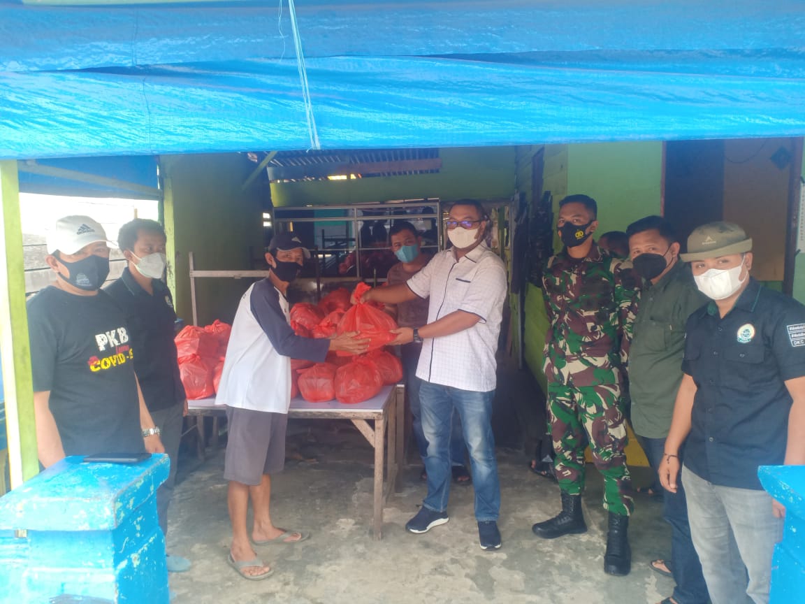 PKB AMI, Iwan Taruna Serahkan Bantuan Sembako ke Warga yang Jalani Isoman